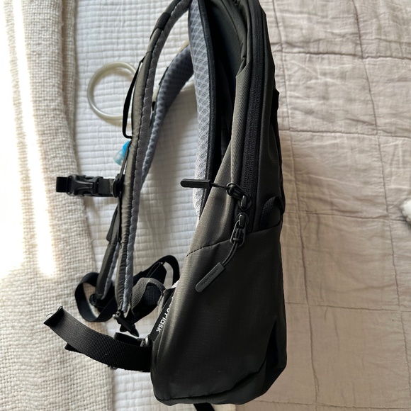 Hydro Flask 14L Down Shift Hydration Pack, 14L Pack, Black - Picture 5 of 12